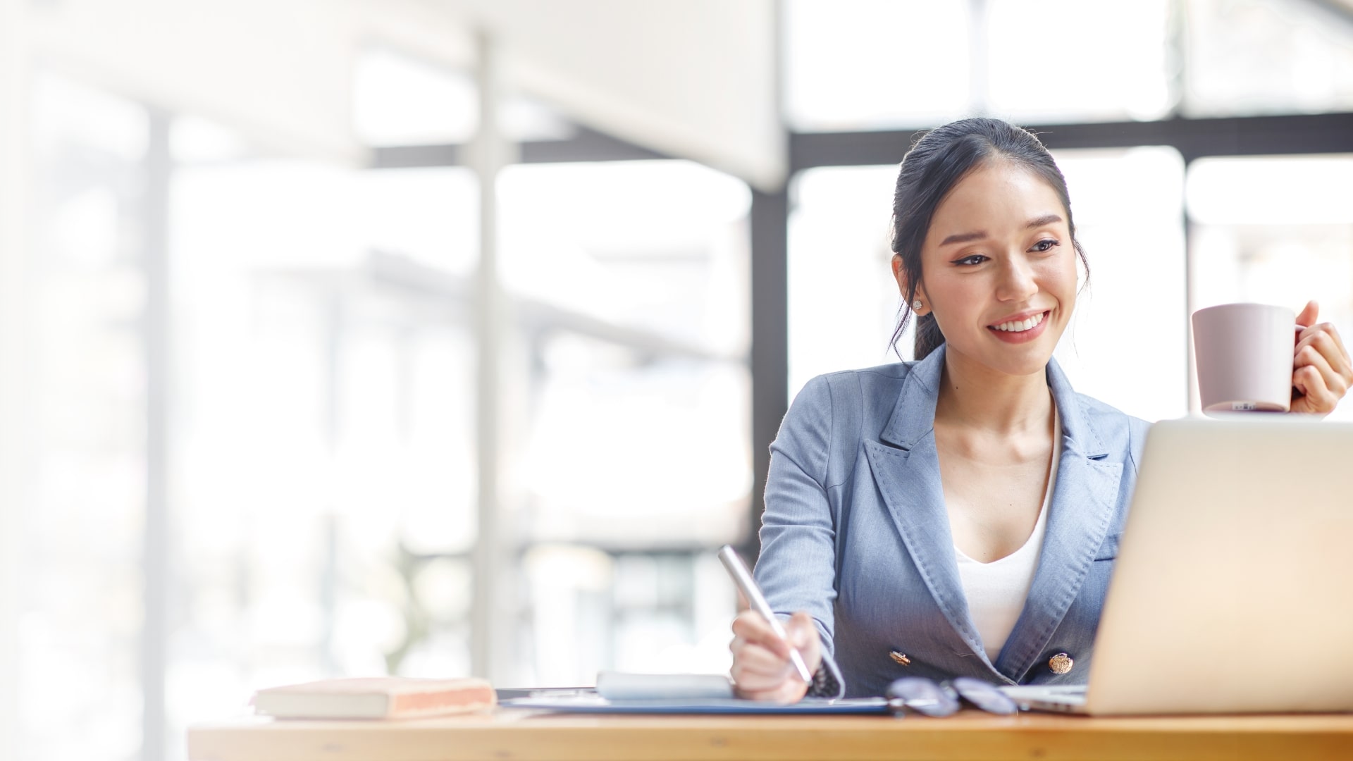 smiling business woman laptop